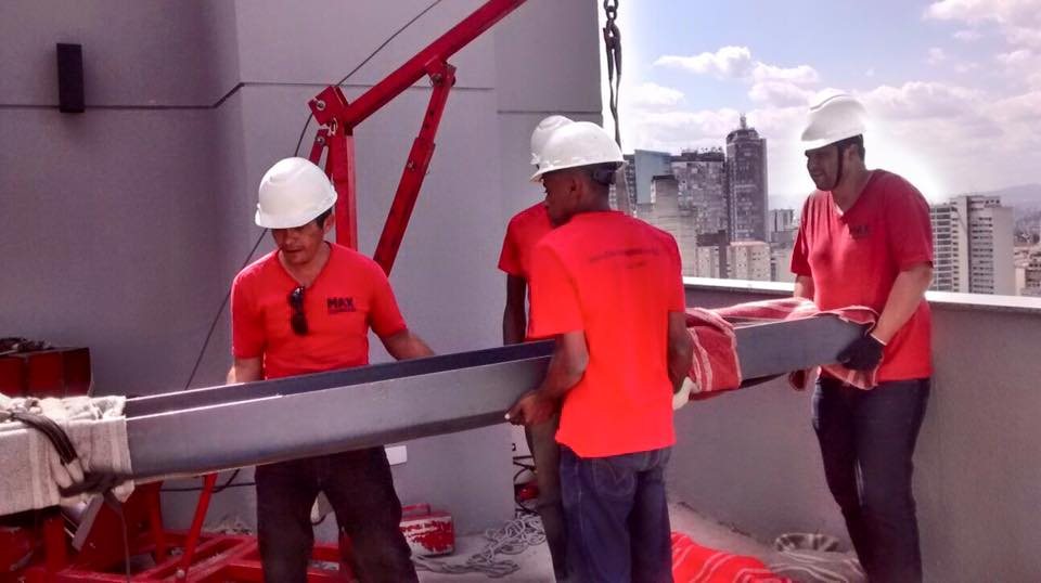 Equipe da Max Içamentos recebendo tampo içado na sacada