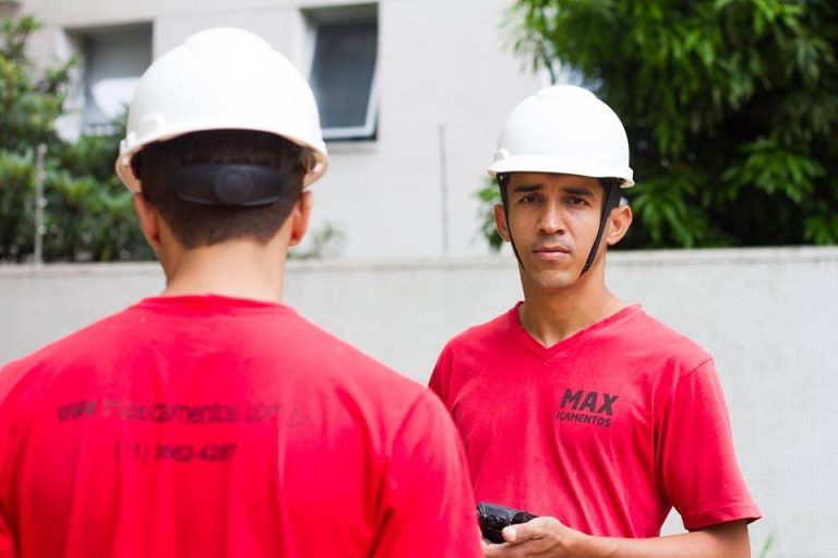 Equipe uniformizada da Max Içamentos