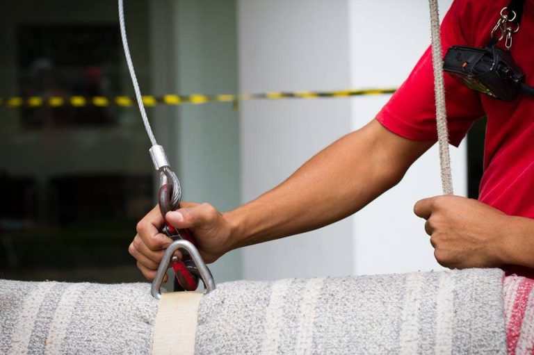 Gancho e cinta de carga presos ao objeto protegido