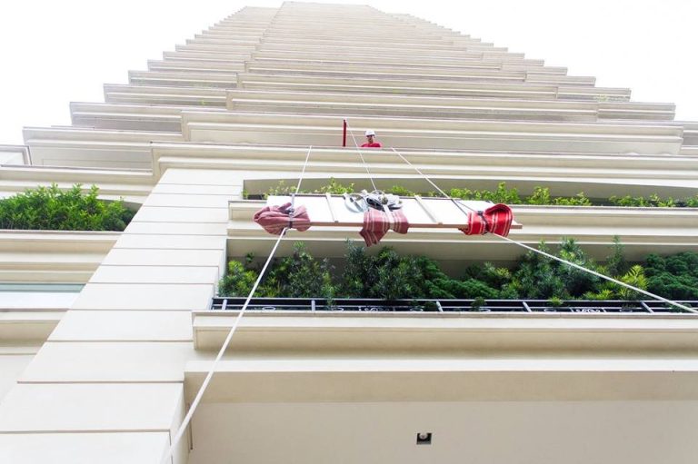 Móvel sendo içado pela fachada de edifício alto