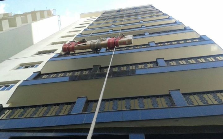 Móvel não passa no elevador? Entenda como funciona o içamento pela fachada
