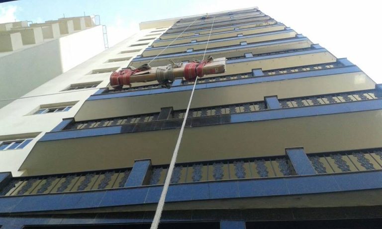 Içamento de móvel pela fachada de prédio em São Paulo