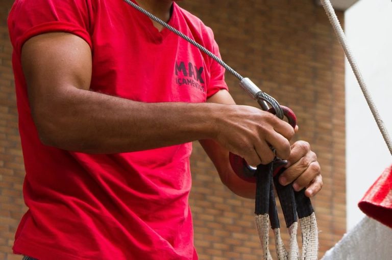 Técnico preparando cabo e cintas do içamento