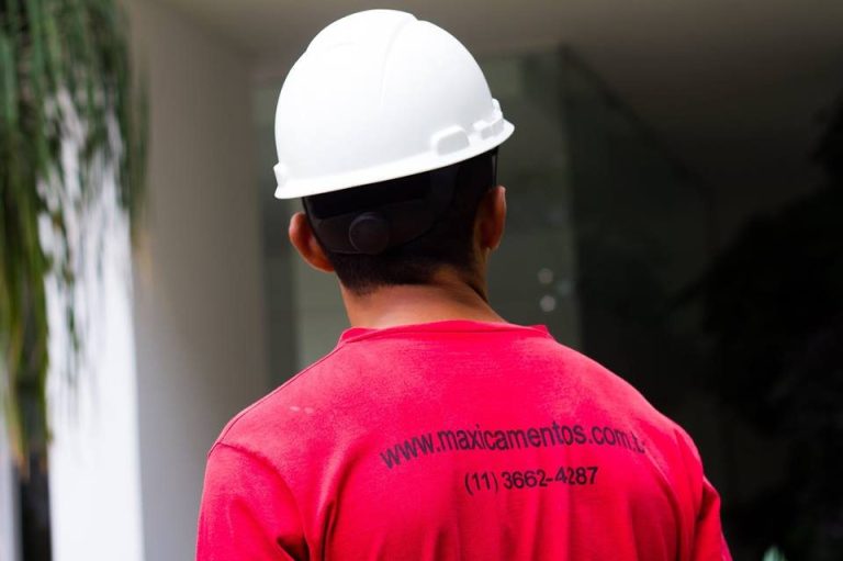 Técnico da Max Içamentos de capacete, visto de costas