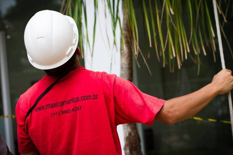 Técnico conduzindo corda de guia em área externa